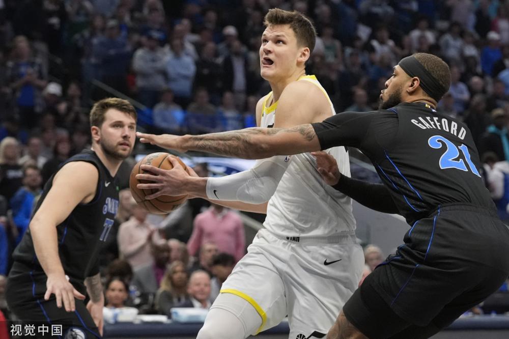 球牢牢抱在 球牢牢抱在